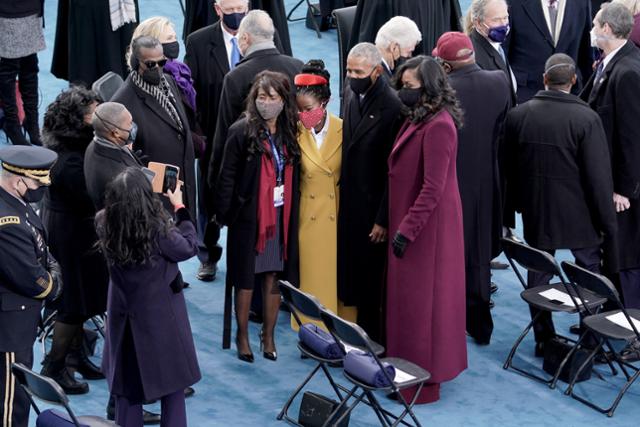20일 조 바이든 대통령의 취임식에서 축시를 읊은 아만다 고먼(가운데)이 버락 오바마 전 대통령 부부와 기념사진을 찍고 있다. 로이터 연합뉴스
