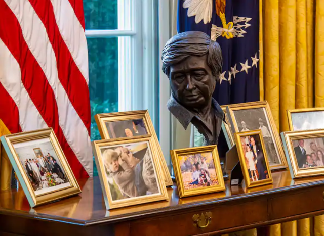 백악관 집무실 대통령 전용 책상 뒤로 바이든 대통령의 개인 사진들과 함께 세자르 차베스의 흉상이 놓여 있다. 워싱턴포스트 제공