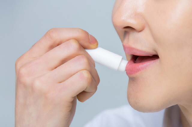 입술 각질을 개선에는 바셀린, 라놀린 등 보습성분이 100%인 제품을 사용하는 것이 좋다. 사진=게티이미지뱅크