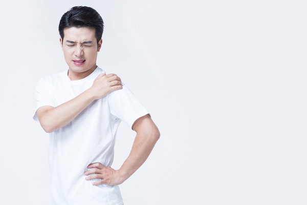 팔을 밖으로 벌리는 것이 힘들다면 어깨충돌증후군을 의심해볼 수 있다./사진=클립아트코리아