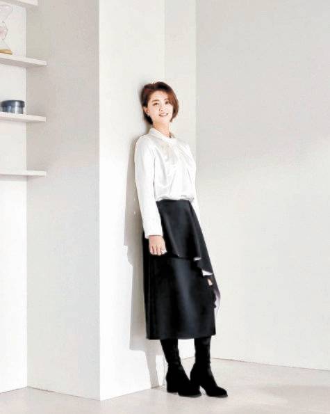 평소 치마를 잘 안입는 최나연은 팬들과 소통하며 치마입은 모습을 공개했다. [사진 최나연]