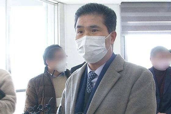 공직선거법 위반 혐의로 기소된 더불어민주당 이원택 의원이 20일 오후 전주지법에서 면소판결을 받고 취재진 질문에 답변하고 있다. 연합뉴스