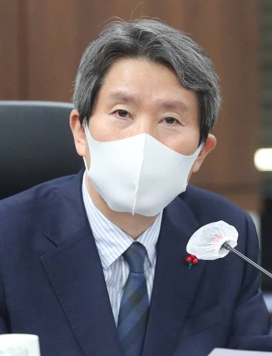 이인영 통일부 장관. 이 장관은 21일 오후 청와대에서 남북 연락 채널 복원 등을 골자로 한 통일부의 올해 업무보고를 했다. [뉴스1]