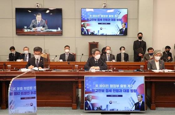 강경화 외교부장관, 이인영 통일부장관, 서욱 국방부장관(오른쪽부터)이 21일 문재인 대통령 주재로 청와대에서 열린 국가안전보장회의 전체회의에 참석해 문 대통령의 모두발언을 듣고 있다. 이들은 이날 오후 문 대통령에게 업무보고를 했다. [청와대 사진기자단]