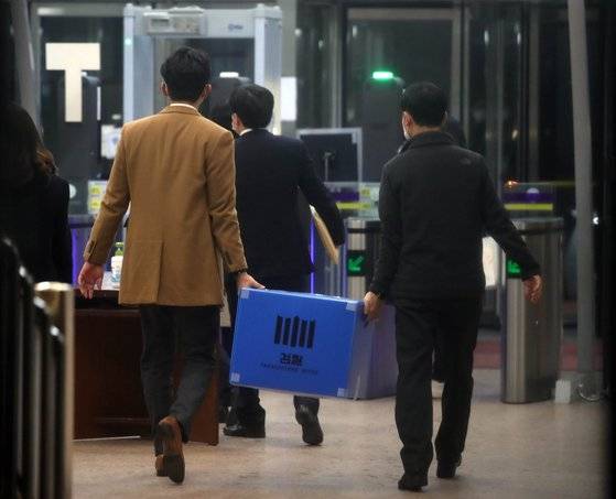 검찰이 21일 오후 경기 과천시 정부과천청사 법무부 출입국본부에서 김학의 전 법무부 차관의 불법 출국금지 의혹 사건과 관련 압수수색을 마친 뒤 압수품이 든 박스를 들고 나서고 있다. 뉴스1