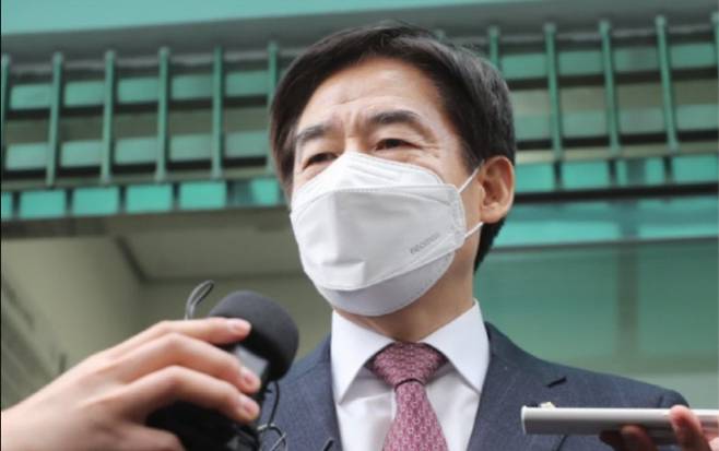 이용호 의원이 21일 오후 전주지법 남원지원에서 무죄 판결을 받고 소회를 밝히고 있다.  연합뉴스