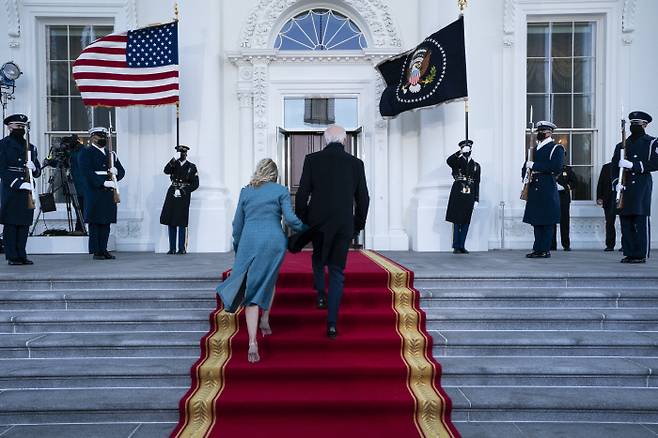 백악관 계단 오르는 바이든 부부 조 바이든 미국 대통령(오른쪽)이 20일(현지시간) 취임식을 마치고 부인 질 바이든 여사와 함께 백악관으로 들어가고 있다. 워싱턴 | EPA연합뉴스