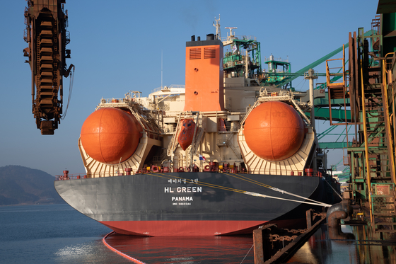 HL Green, a liquefied natural gas-powered bulk carrier, arrives at Gwangyang, South Jeolla, with iron ore to be supplied to Posco's steel factories on Wednesday. [POSCO]