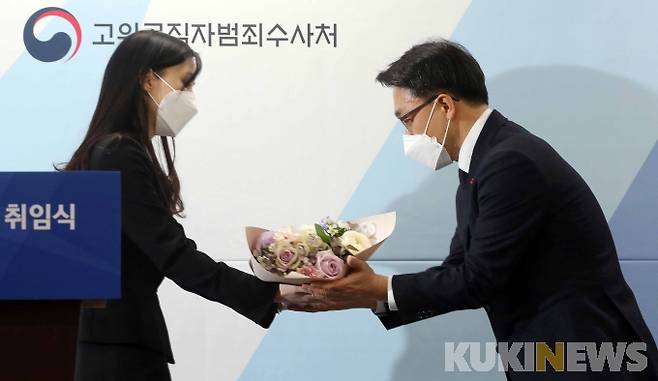 취임식에서 꽃다발을 받고 있는 김 처장
