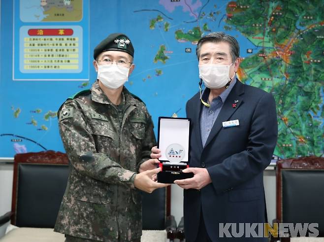 왼쪽부터 양재응 97보병여단장, 김동일 보령시장이 기념촬영을 하는 모습.