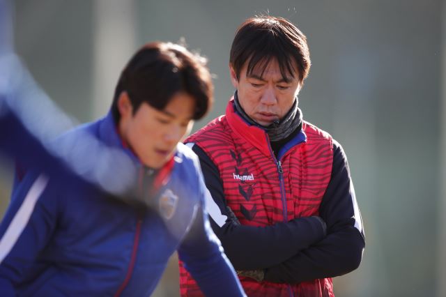 전지훈련에서 선수들을 지도하는 홍명보 감독(오른쪽)의 모습. 한국프로축구연맹 제공
