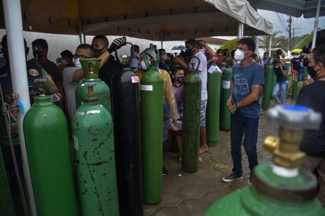 코로나19 환자용 산소 재충전 기다리는 브라질인들. APF 연합뉴스