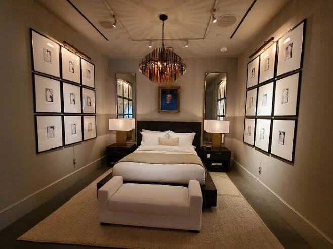 RH 뉴욕갤러리 내부에 전시돼 있는 침대 모습. 마치 호텔 스위트룸 침실에 들어와 있는 느낌이 듭니다. [박용범 특파원]