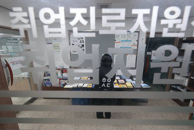 통계청이 지난 13일 발표한 `2020년 12월 및 연간 고용동향`에 따르면 지난해 연간 취업자는 2690만4000명으로 1년 전보다 21만8000명 감소했다. IMF 이래 22년 만에 최대 감소 폭이다. 이날 서울시내의 한 대학교 취업정보센터 게시판 앞에 학생이 서 있는 모습. [한주형 기자]