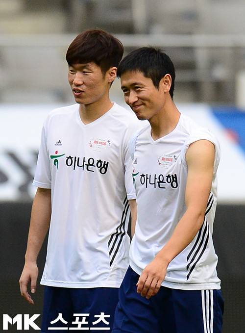 박지성(왼쪽) 전북 현대 어드바이저가 이영표(오른쪽) 강원FC 대표이사와 대결 구도에 대해 ‘(우리가 지도자도 아닌데) 맞대결인지는 모르겠으나 K리그 흥행에 보탬이 된다면 전혀 거부감이 없다’라며 기꺼이 받아들이겠다고 밝혔다. 사진=MK스포츠DB