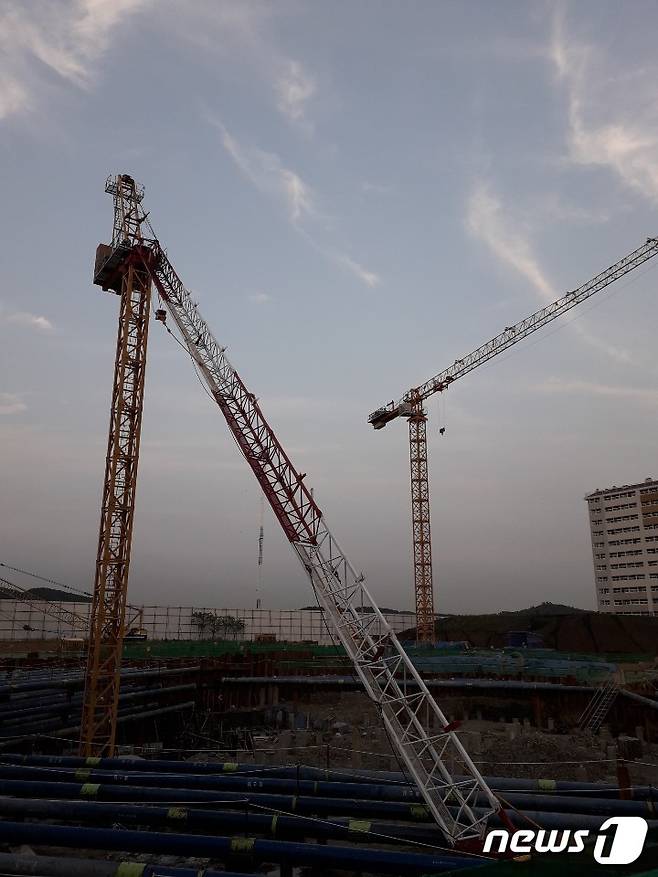 (인천=뉴스1) 박아론 기자 = 23일 오후 7시26분께 인천시 남동구 서창동 도림고등학교 이전 신축공사현장에서 상층부에 설치돼 있던 L자형 타워크레인이 아래로 추락했다는 신고가 119로 접수돼 신고를 받고 출동한 소방대원들이 안전조치 작업을 하고 있다.(남동소방서 제공)2020.6.23/뉴스1
