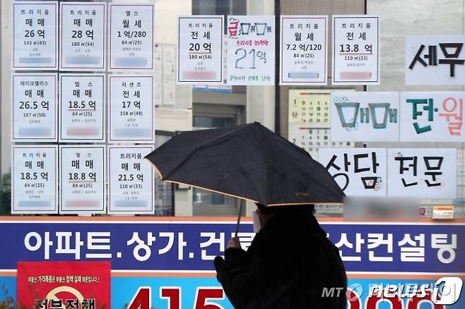 (서울=뉴스1) 황기선 기자 = 21일 서울시내 한 부동산 공인중개사 사무소에 매물관련 정보가 붙어있다. 한국부동산원은 이날 1월 셋째 주(18일 기준) 전국의 아파트 매매가격이 0.29% 올라 지난주(0.25%)보다 상승 폭이 커졌다고 밝혔다. 지역별로는 수도권이 0.31% 올라 부동산원이 통계를 작성한 이후 8년 8개월 만에 최고 상승률을 기록했다. 2021.1.21/뉴스1