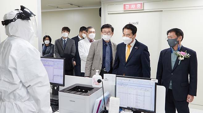 최종환 파주시장(오른쪽)이 21일 성윤모 산업통상자원부 장관과 국내 유일 인공호흡기 및 호흡치료기 기업인 멕아이씨에스 생산현장을 둘러보고 있다. / 사진제공=파주시