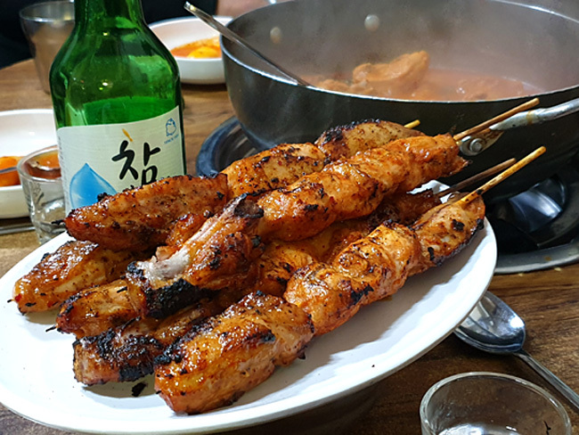 ‘꼬치요리’가 인류가 처음 고안해낸 조리법이라면 ‘꼬치’는 최초의 주방기구인 셈이다. 사진은 서울 중림동 ‘호수집’의 닭꼬치.