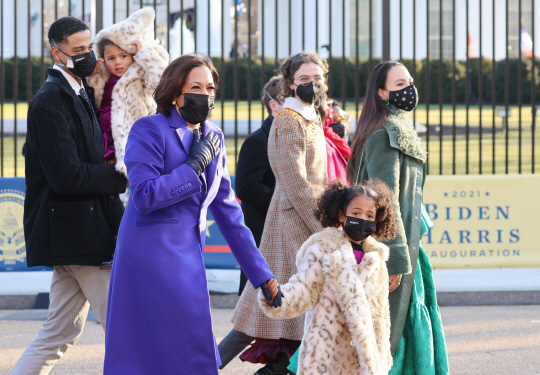 부통령의 가족 : 카멀라 해리스(왼쪽 세 번째) 신임 미국 부통령이 20일 조카의 딸 손을 잡고 가족들과 함께 백악관으로 들어가기 위해 워싱턴DC의 펜실베이니아 거리를 걷고 있다.  EPA 연합뉴스