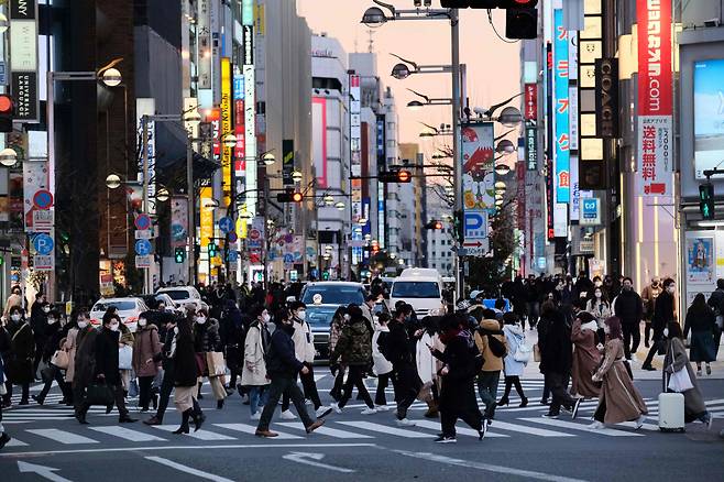 일본의 신종 코로나바이러스 감염증(코로나19) 누적 확진자가 35만명을 넘었다. 사진은 도쿄 신주쿠 지역의 한 거리 [사진=연합뉴스]