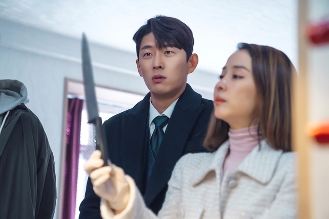 From Cho Yeo-jeong, who chased the truth of the Baek Soo-jung (Hong Soo-hyun) Murder case such as Gojun, Kim Young-dae, Lee Si-eon and Kim Ye-won, gathered together.KBS 2TV Tree Drama Dying in the Wind (playplayed by Lee Sung-min / directed by Kim Hyung-seok / Production Astori) released a steel showing Kang Yeo-ju (Cho Yeo-jeong) briefing at the site of Baek Soo-jung Murder incident on January 21st.The photo released attracts attention because Yeoju is accompanied by Husband Hanwoo Sung (Ko Jun) and assist Cha Soo-ho (Kim Young-dae) in the officetel where Baek Soo-jung died.Also, there were scenes of Jang Seung-cheol (Lee Si-eon), An Se-jin (Kim Ye-won), and An Detective.At the end of everyones gaze is Yeoju.In the last 13 times, Yeoju was asked to participate in a special broadcast coverage of Baek Soo Jung Murder case from PD I want to know It.While Yeoju and Husband dominant and police are expected to join the group, I want to know It, we are looking forward to seeing if they can find clues to solve the secret of the case at the Baeksujeong Officetel.Bae Hyo-ju on the news