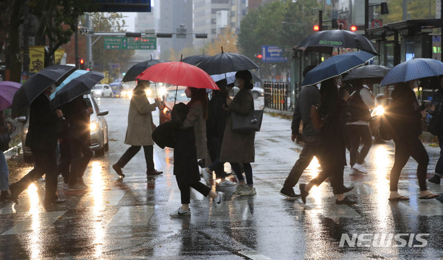 [서울=뉴시스] 박민석 기자 = 비가 내리는 19일 오전 서울 종로구 종각역 일대 거리에서 우산을 쓴 시민들이 출근길 발걸음을 옮기고 있다. 2020.11.19. mspark@newsis.com