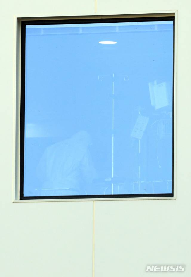 [서울=뉴시스]최진석 기자 = 신종 코로나바이러스 감염증(코로나19) 신규 확진자가 594명 발생한 8일 서울 국립중앙의료원 음압격리병동에서 의료진이 환자 상태를 체크하고 있다. 2020.12.08. myjs@newsis.com