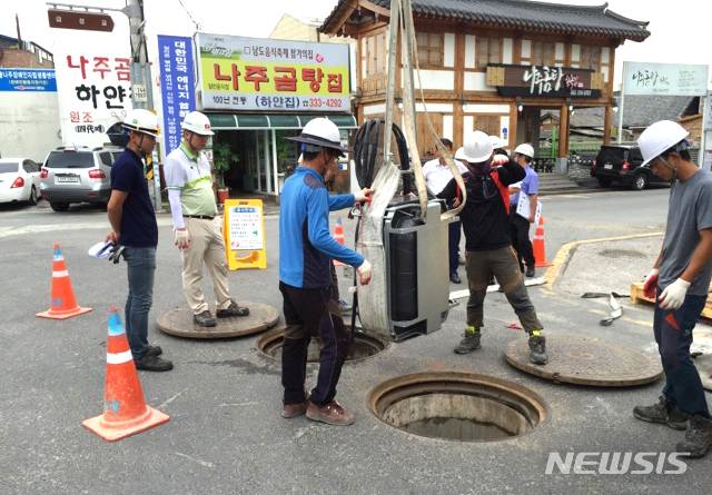 [나주=뉴시스]= 한국전력이 시범사업으로 추진한 금성관 일대 지중화 공사 현장 모습. 2019.04.29 (사진=나주시 제공) photo@newsis.com