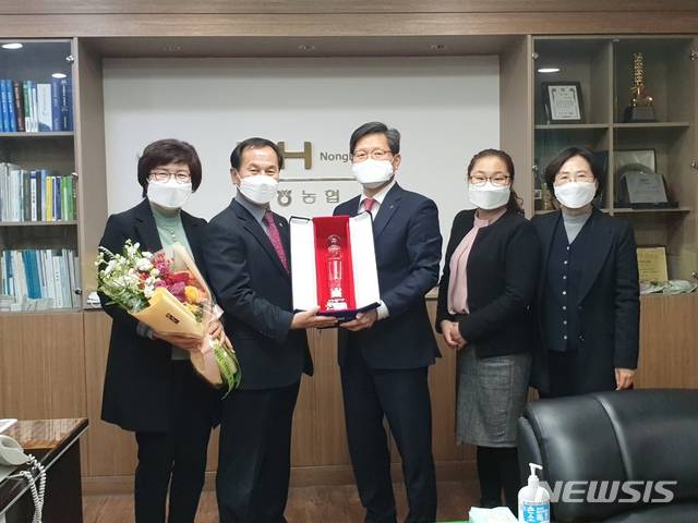 [순창=뉴시스]윤난슬 기자 = 전북농협은 21일 순창군에 위치한 동계농협을 방문해 상호금융예수금 500억원 달성을 축하하며 달성탑을 전달했다고 밝혔다.2021.01.21.(사진=전북농협 제공)