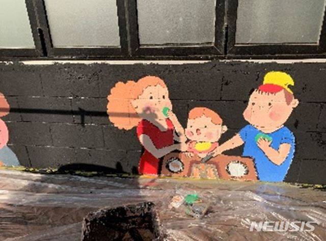 [서울=뉴시스] 서울 마포구 우리동네가게 아트테리어 사업 추진 모습. (사진=마포구 제공) 2021.01.21. photo@newsis.com