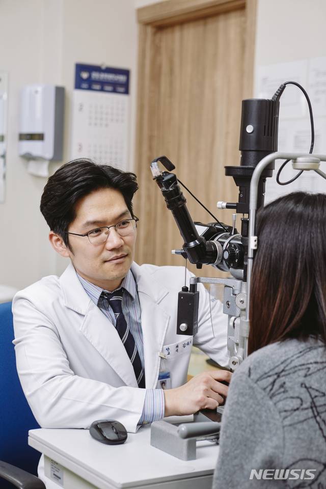 [서울=뉴시스] 강동경희대학교병원 안과 김태기 교수. (사진=강동경희대병원 제공). 2021.01.21.
