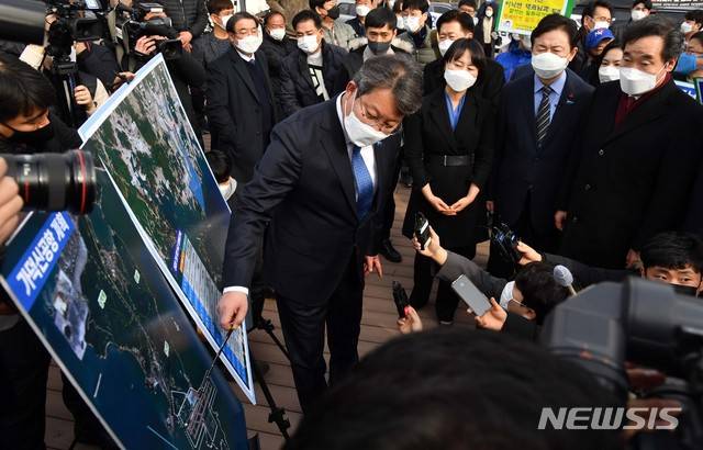 [부산=뉴시스] 하경민 기자 = 이낙연 더불어민주당 대표가 21일 오후 부산 강서구 가덕도대항전망대를 방문, 변성완 부산시장 권한대행으로부터 가덕신공항 건설 추진계획에 대한 설명을 듣고 있다. 2021.01.21. yulnetphoto@newsis.com