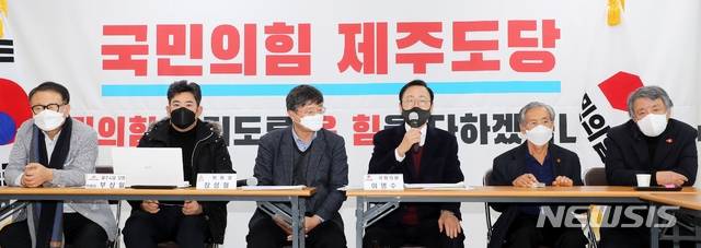 [제주=뉴시스]국회 행정안전위원회 소속 이명수(국민의힘·충남 아산시갑) 의원이 21일 오후 국민의힘 제주특별자치도당사에서 제주4·3사건 진상규명 및 희생자 명예회복에 관한 특별법(4·3특별법) 전부개정법률안 관련 검토회의 내용을 설명하고 있다. 2021.01.21. ktk2807@newsis.com