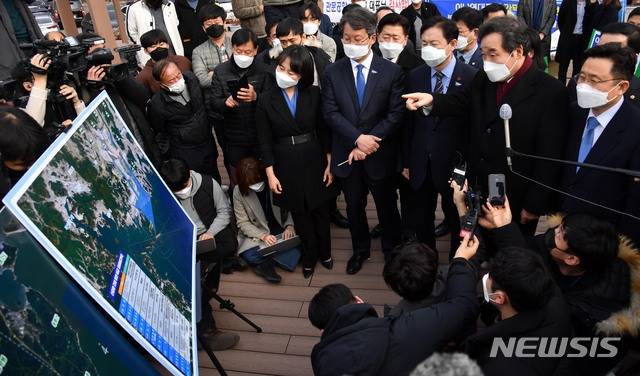 [부산=뉴시스] 하경민 기자 = 이낙연 더불어민주당 대표가 21일 오후 부산 강서구 가덕도대항전망대를 방문, 변성완 부산시장 권한대행으로부터 가덕신공항 건설 추진계획에 대한 설명을 듣고 있다. 2021.01.21. yulnetphoto@newsis.com