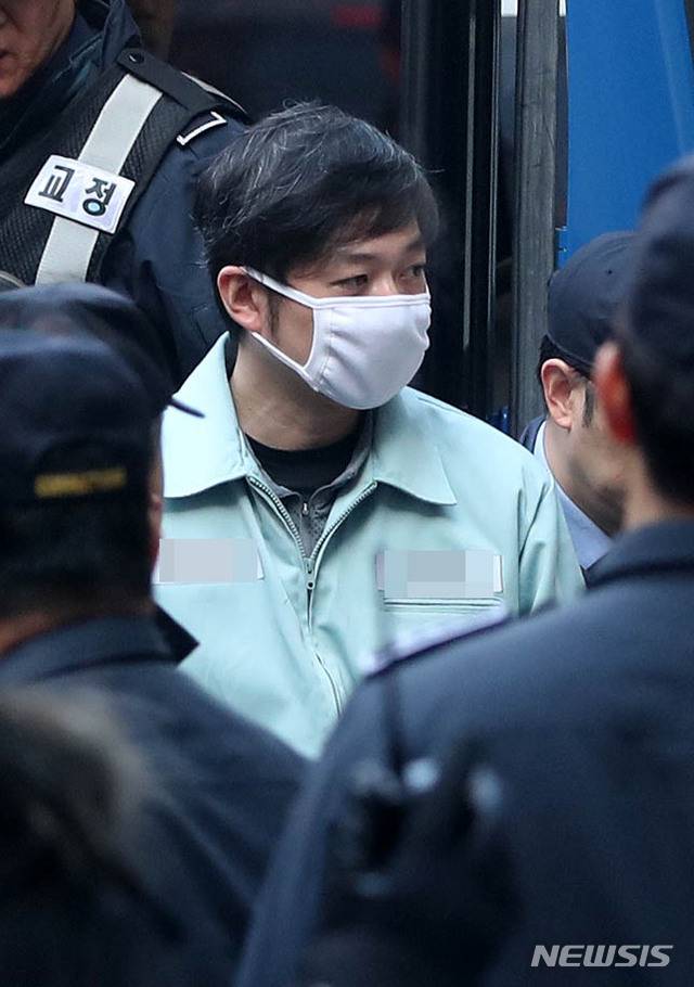 【수원=뉴시스】추상철 기자 = 조재범 전 쇼트트랙 국가대표 코치가 23일 오전 경기 수원시 영통구 수원지방법원에서 심석희 선수를 비롯한 쇼트트랙 선수 4명을 상습 폭행 등 사건에 대한 항소심 공판을 받기 위해 호송차서 내려 법정으로 향하고 있다. 2019.01.23.  scchoo@newsis.com