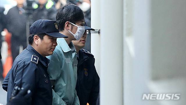 【수원=뉴시스】추상철 기자 = 조재범 전 쇼트트랙 국가대표 코치가 23일 오전 경기 수원시 영통구 수원지방법원에서 심석희 선수를 비롯한 쇼트트랙 선수 4명을 상습 폭행 등 사건에 대한 항소심 공판을 받기 위해 호송차서 내려 법정으로 향하고 있다. 2019.01.23.  scchoo@newsis.com