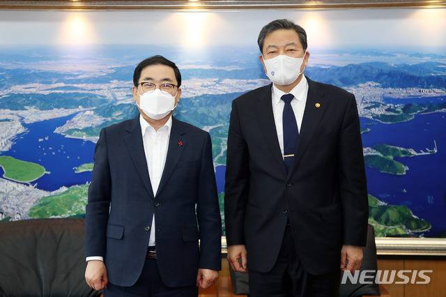 [창원=뉴시스] 강경국 기자 = 황기철 국가보훈처장(오른쪽)이 21일 경남 창원시를 방문한 가운데 허성무 창원시장과 지역 보훈 선양 사업에 대해 간담회를 갖고 있다. (사진=창원시청 제공). 2021.01.21. photo@newsis.com