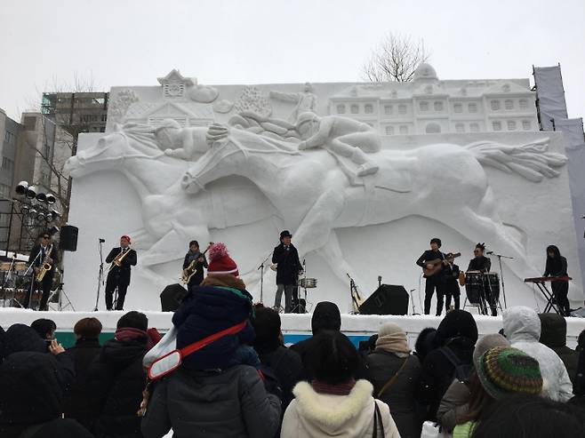2019년 열린 삿포로 눈축제에서 공연중인 제주의 음악밴드 사우스카니발. 제주도 제공