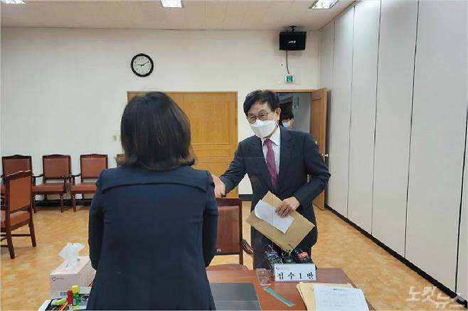 유재중 전 의원이 지난달 8일 부산시선관위에 부산시장 보궐선거 예비후보 등록을 하고 있다. 박중석 기자