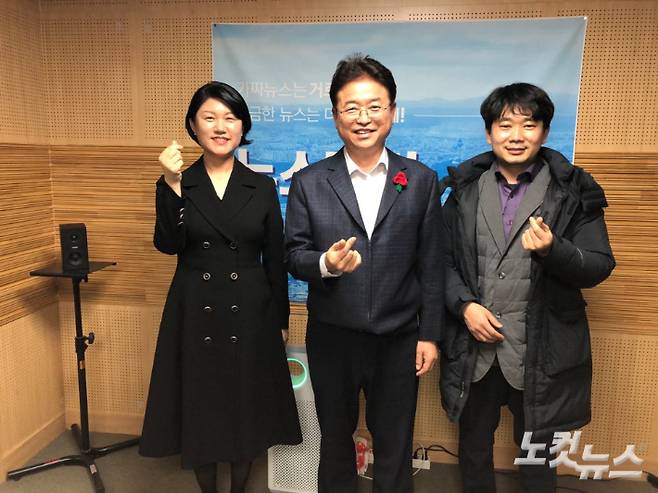 이철우 지사(가운데)가 방송 인터뷰를 마치고 기념촬영을 하고 있다. 배진우 기자