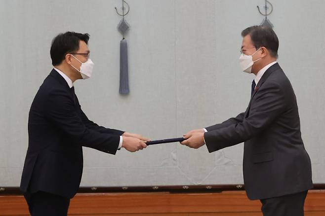 문재인 대통령이 21일 오전 청와대에서 김진욱 초대 고위공직자범죄수사처장에게 임명장을 수여하고 있다. 연합뉴스