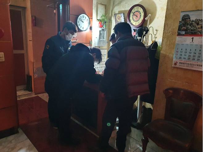 포항시 북구청은 지난 20일 유흥시설에 대해 사회적거리두기 방역지침 합동단속을 실시했다. 포항시 북구청 제공