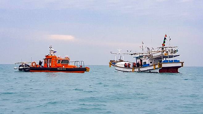 여수해경이 사고 선박에서 구조 작업을 벌이고 있다. 여수해경 제공