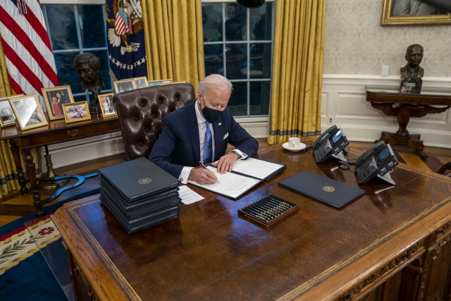 조 바이든 미국 대통령이 20일(현지 시간) 백악관 집무실에서 행정명령에 서명하고 있다. /UPI연합뉴스