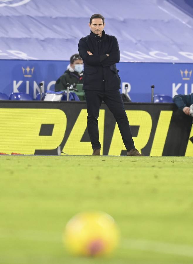 프랭크 램파드 첼시 감독이 20일 레스터시티전에서 그라운드를 바라보고 있다. AP연합뉴스