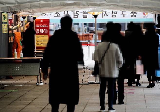 21일 오전 서울 중구 서울시청 앞 임시선별검사소에서 시민들이 코로나19 검사를 받기 위해 줄지어 서 있다. 연합뉴스