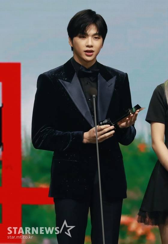 가수 강다니엘이 28일 마이뮤직테이스트로 방송된 2020 Asia Artist Awards(2020 아시아 아티스트 어워즈, 2020 AAA)에서 남자가수 부문 베스트 뮤지션상을 수상한 뒤 소감을 말하고 있다.스타뉴스가 주최하고 AAA 조직위원회가 주관하는 AAA는 어디에서도 보지 못했던 새로운 무대를 선보이며 전 세계 팬들의 눈과 귀를 사로잡아 명실상부 NO.1 글로벌 시상식으로 거듭났다. / 사진=이동훈 기자 photoguy@