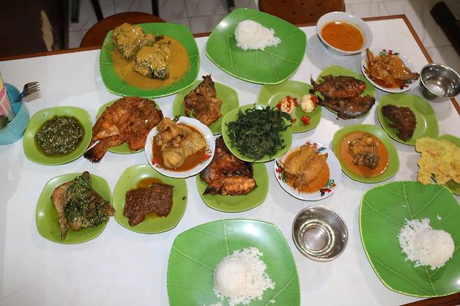 테이블에 반찬을 모두 펼치는 파당 식당 전통 방식 [자카르타=연합뉴스]