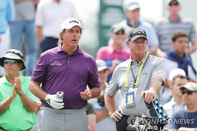 필 미컬슨(좌)과 앤드루 겟슨 코치(우) [게티이미지/AFP=연합뉴스 자료사진]